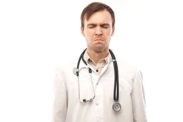 Retrato Médico Zangado Casaco Médico Branco Com Estetoscópio Rosto Chateado — Fotografia de Stock