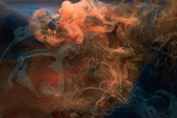 Sıvı akışkan sanat özgeçmişi. Turuncu mavi akrilik boya suyun altında, galaktik duman okyanusu