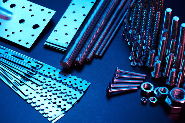 Набор болтов гайки гвозди металлические крепления. Расходные аппаратные средства. коллекция стальных винтов крупным планом