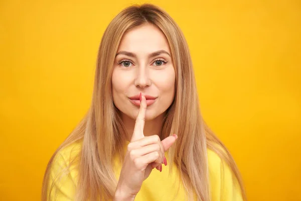 Shh Blond Kvinna Ber Att Hålla Tyst Eller Hemligt Håller — Stockfoto