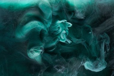 Sıvı akışkan sanat özgeçmişi. Mavi yeşil akrilik boya suyun altında, galaktik duman okyanusu