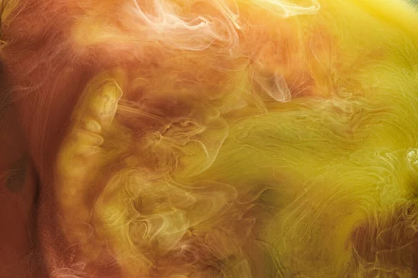 Sıvı akışkan sanat özgeçmişi. Sarı dans eden akrilik su altında boya, uzay dumanı okyanusu