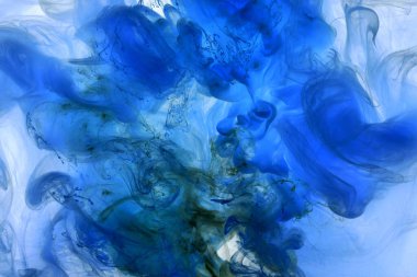 Sıvı akışkan sanat özgeçmişi. Mavi akrilik boya suyun altında, galaktik duman okyanusu