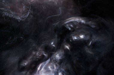 Sıvı akışkan sanat özgeçmişi. Koyu renkli duman dans eden akrilik boyalar su altında, uzay okyanusu, evren patlaması