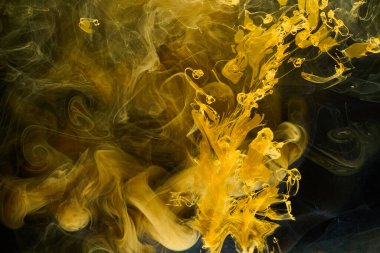 Sıvı akışkan sanat özgeçmişi. Siyah, sarı dans eden akrilik boyalar suyun altında, uzay dumanı okyanusu