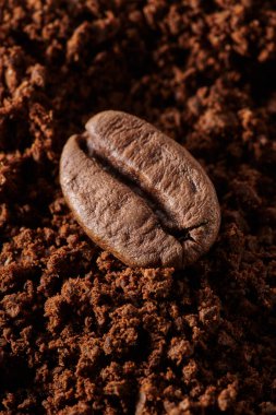 Kavrulmuş kahve çekirdekleri farklı türde öğütülmüş ve yakından çekilmiş.