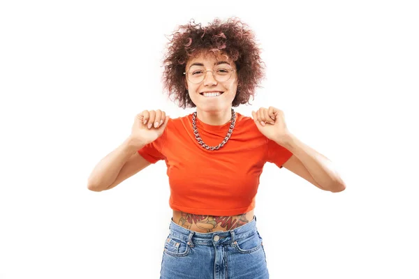 Menina Kazakh Sorte Positiva Com Penteado Afro Risos Alegrias Comemorando — Fotografia de Stock