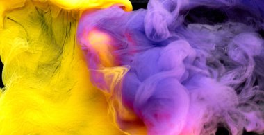 Çok renkli sarı leylak dumanı soyut arka plan, su altında akrilik boya patlaması