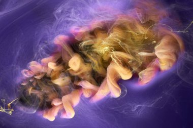 Çok renkli sarı leylak dumanı soyut arka plan, su altında akrilik boya patlaması