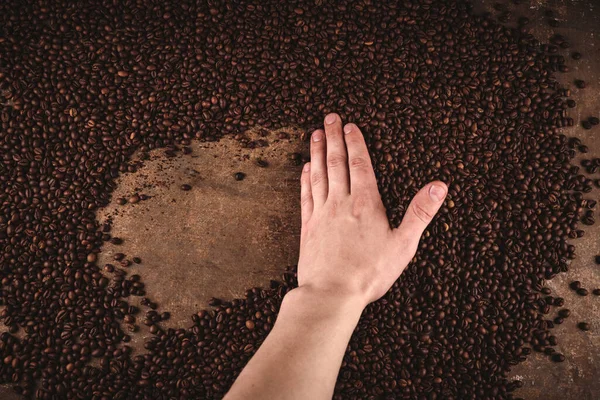 Ristede Kaffebønner Rører Menneskelig Hånd Brun Baggrund - Stock-foto