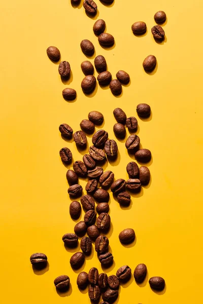 Palone Ziarna Kawy Żółtym Tle — Zdjęcie stockowe