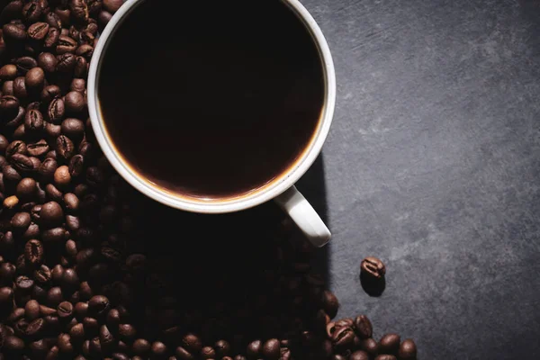 Белая Чашка Свежеваренного Кофе Зернах Сером Фоне — стоковое фото