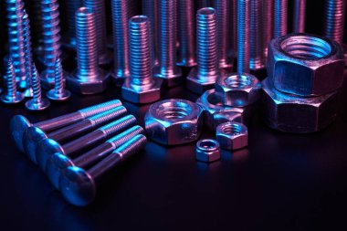 Cıvatalar, çiviler, çiviler, çiviler. Tüketilebilir donanım araçları. Çeşitli çelik vida koleksiyonu yakın arkaplan