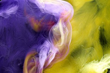 Çok renkli sarı leylak dumanı soyut arka plan, su altında akrilik boya patlaması