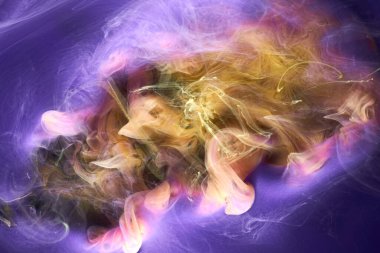 Çok renkli sarı leylak dumanı soyut arka plan, su altında akrilik boya patlaması