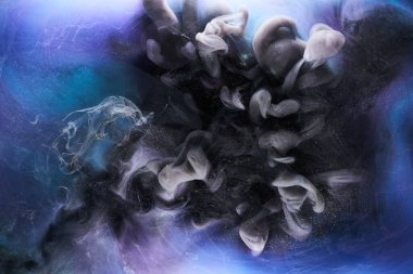 Mavi siyah çok renkli duman soyut arka plan, akrilik boya sualtı patlaması