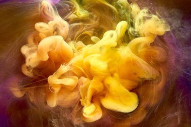 Çok renkli pembe duman soyut arka plan, su altında akrilik boya patlaması