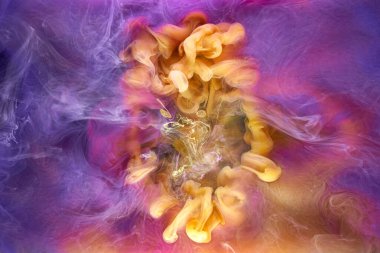 Çok renkli sarı leylak dumanı soyut arka plan, su altında akrilik boya patlaması