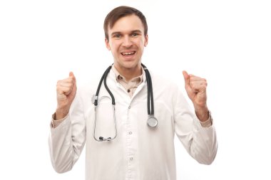 Beyaz önlüklü mutlu bir doktorun portresi, beyaz arka planda izole edilmiş, fotokopi aletiyle duygusal olarak seviniyor.