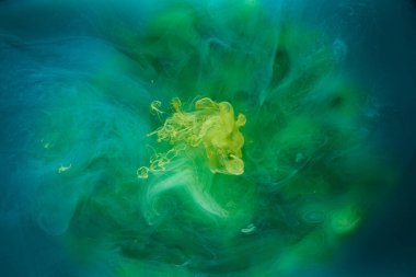 Sıvı akışkan sanat özgeçmişi. Mavi yeşil akrilik boya suyun altında, galaktik duman okyanusu