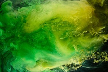 Sıvı akışkan sanat özgeçmişi. Yeşil, sarı dans eden akrilik boyalar suyun altında, uzay dumanı okyanusu, renk patlaması
