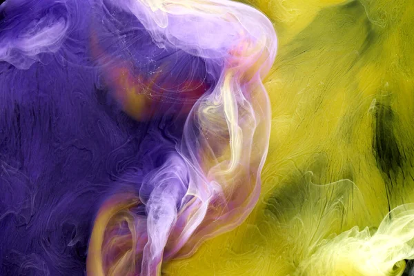 Çok renkli sarı leylak dumanı soyut arka plan, su altında akrilik boya patlaması