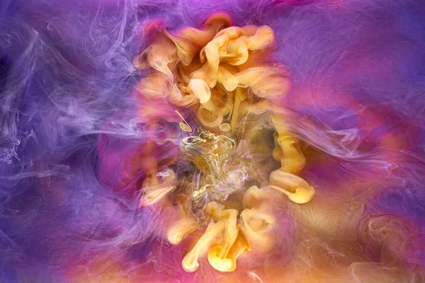 Çok renkli sarı leylak dumanı soyut arka plan, su altında akrilik boya patlaması