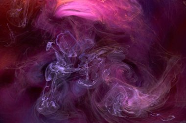 Çok renkli pembe duman soyut arka plan, su altında akrilik boya patlaması.