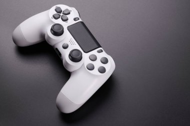 Beyaz video oyun denetleyici, oyun konsolu için joystick siyah arkaplanda izole. Oyuncu kontrol aygıtı yakın plan