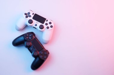 Oyun konsolu için beyaz arka planda izole edilmiş iki oyun kumandası, joystick. Oyuncu kontrol cihazları yakın plan