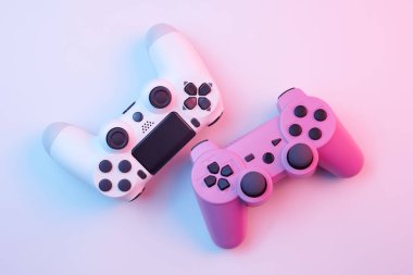 Oyun konsolu için beyaz arka planda izole edilmiş iki oyun kumandası, joystick. Oyuncu kontrol cihazları yakın plan