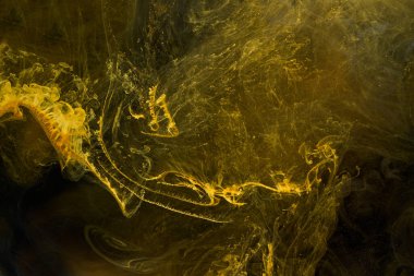 Sıvı akışkan sanat özgeçmişi. Siyah, sarı dans eden akrilik boyalar suyun altında, uzay dumanı okyanusu