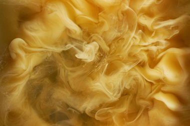 Sıvı akışkan sanat özgeçmişi. Sarı dans eden akrilik su altında boya, uzay dumanı okyanusu