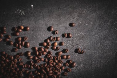 Gri arka planda kavrulmuş kahve çekirdekleri