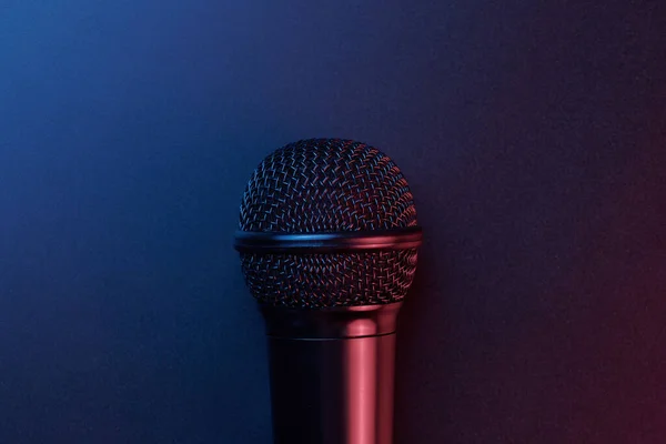 Preto Microfone Isolado Fundo Azul Perto — Fotografia de Stock