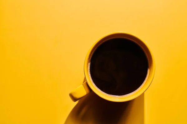 Filiżanka Świeżo Parzonej Palonej Ziarna Kawy Żółtym Tle — Zdjęcie stockowe