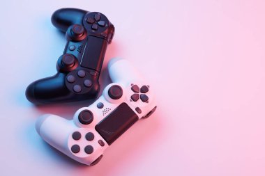 Oyun konsolu için beyaz arka planda izole edilmiş iki oyun kumandası, joystick. Oyuncu kontrol cihazları yakın plan