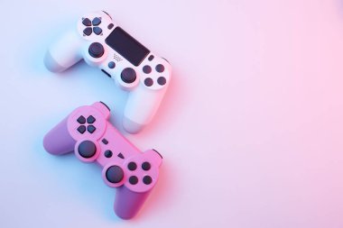 Oyun konsolu için beyaz arka planda izole edilmiş iki oyun kumandası, joystick. Oyuncu kontrol cihazları yakın plan