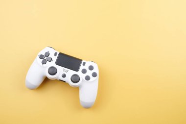 Beyaz video oyun denetleyici, oyun konsolu için joystick sarı arka planda izole. Oyuncu kontrol aygıtı yakın plan
