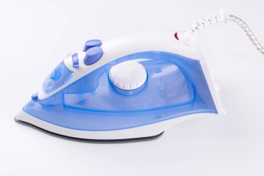 Mavi ütü beyaz arkaplanda izole edildi.