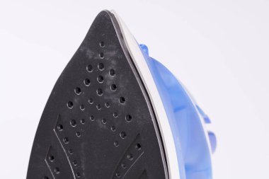 Mavi ütü beyaz arkaplanda izole edildi.