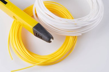 Beyaz arkaplanda izole edilmiş hacim plastik figürleri yaratmak için 3d kalem