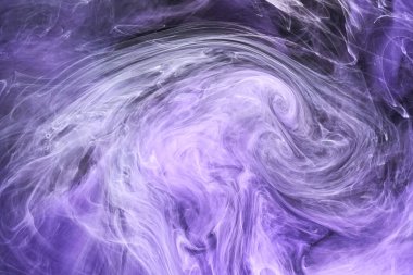 Mor leylak rengi, çok renkli duman soyut arka plan, su altında akrilik boya patlaması.