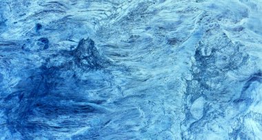 Mavi çok renkli duman soyut arka plan, su altında akrilik boya patlaması