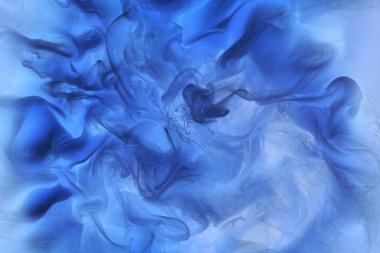 Sıvı akışkan sanat özgeçmişi. Mavi akrilik boya suyun altında, galaktik duman okyanusu