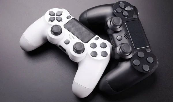 两个电子游戏控制器 游戏控制杆隔离在黑色背景下 游戏控制装置的特写 — 图库照片