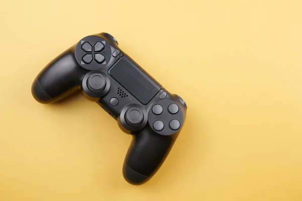 Svart Spel Regulator Joystick För Spelkonsol Isolerad Gul Bakgrund Anordning — Stockfoto