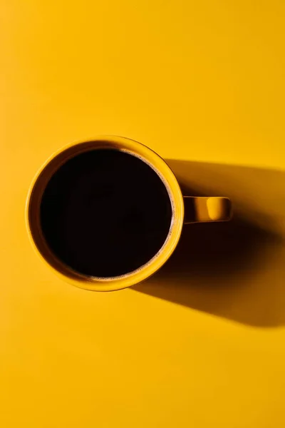 Чашка Свежевареного Кофе Зернах Желтом Фоне — стоковое фото