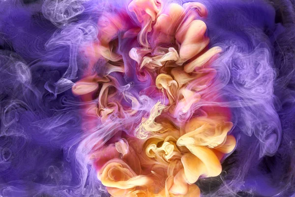 五颜六色的黄色紫丁香烟抽象背景 丙烯酸涂料水下爆炸 — 图库照片