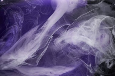 Mor leylak rengi, çok renkli duman soyut arka plan, su altında akrilik boya patlaması.